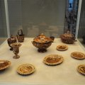 Vetrina con pezzi in ceramica Agataware