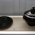 Zuppiera e piatto a bordo buccellato in terra cotta verniciata nera