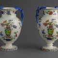 Coppia di vasi con decorazione di tipo orientale