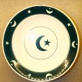 Piatto con mezzaluna e stelle riservato al mercato islamico, a mascherina e pennello verde